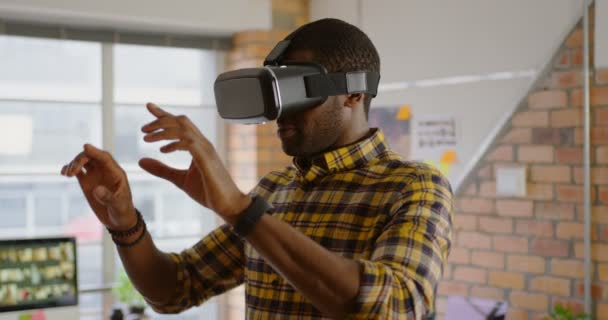 Sidovy Afrikansk Amerikansk Manlig Grafisk Formgivare Med Virtual Reality Headset — Stockvideo