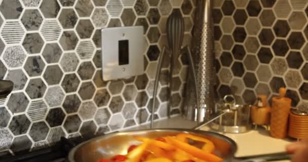 Cerrado Mujer Preparando Comida Cocina Casa Ella Está Sacudiendo Sartén — Vídeo de stock