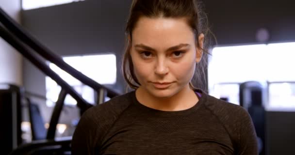 Vue Face Belle Femme Caucasienne Marchant Dans Studio Fitness Elle — Video