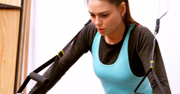 在健身演播室里锻炼的坚定而美丽的高加索女人的前景色 她用的是电缆 — 图库视频影像