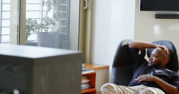 Vista Frontal Del Hombre Afroamericano Relajándose Silla Hogar Cómodo Está — Vídeos de Stock