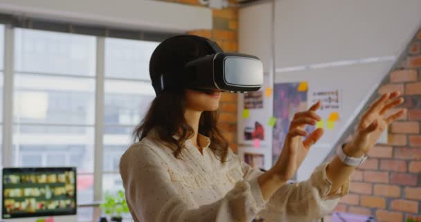 Seitenansicht Einer Kaukasischen Grafikerin Mit Virtual Reality Headset Einem Modernen — Stockvideo