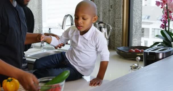 Sidoutsikt Över Afroamerikansk Familj Förbereder Mat Köket Hemma Interagerar Med — Stockvideo