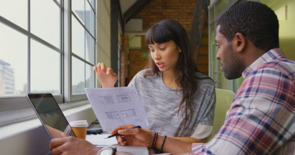 Side View Van Diverse Zakenmensen Die Samenwerken Aan Een Document — Stockvideo