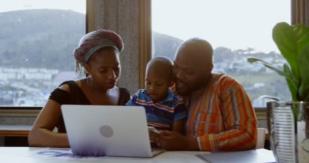 Frontansicht Afrikanisch Amerikanischer Eltern Und Ihres Sohnes Mit Laptop Und — Stockvideo