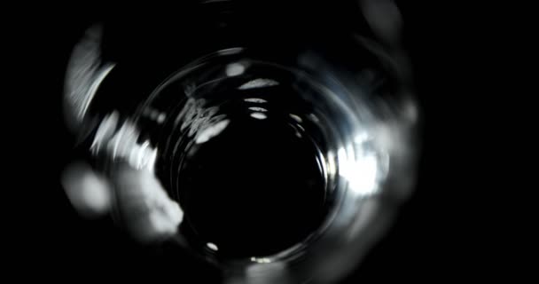 Gros Plan Bière Versée Dans Verre Sur Fond Noir Bulles — Video