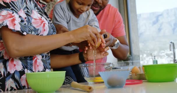 Widok Przodu Afroamerykańskich Rodziców Syna Pękanie Jaj Kuchni Domu Uśmiechnięci — Wideo stockowe
