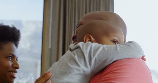 Seitenansicht Afrikanisch Amerikanischer Eltern Die Ihren Sohn Zuhause Trösten Vater — Stockvideo