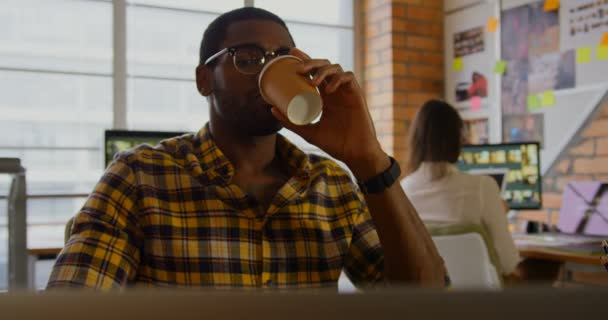 Вид Спереди Африканского Мужчины Графического Дизайнера Пьющего Кофе Использующего Ноутбук — стоковое видео
