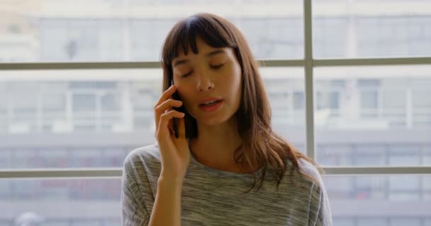 Vista Frontal Mujer Negocios Caucásica Hablando Por Teléfono Móvil Una — Vídeo de stock