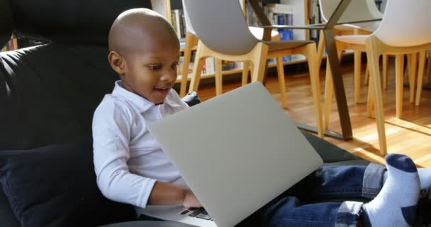 Вид Збоку Усміхнений Афроамериканець Хлопчик Використовує Ноутбук Зручному Будинку — стокове відео