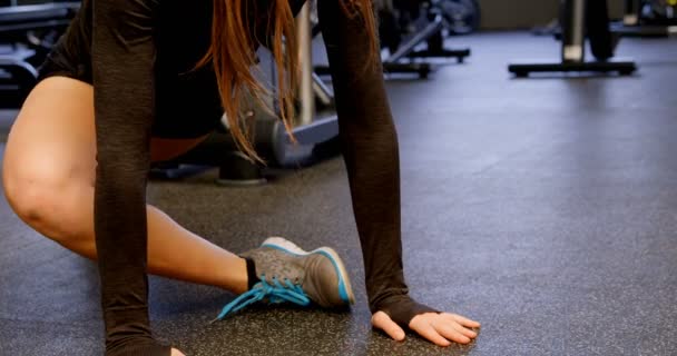 Pohled Krásnou Kavkazskou Ženu Která Cvičím Fitness Studiu Protahuje Nohu — Stock video