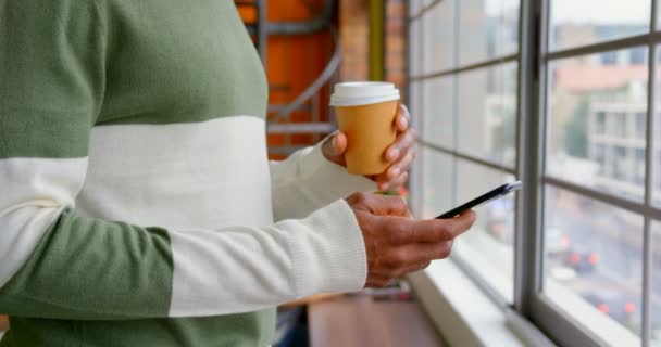 Mittlerer Abschnitt Eines Afrikanisch Amerikanischen Geschäftsmannes Der Kaffee Trinkt Während — Stockvideo