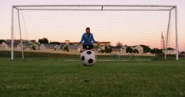 Beyaz kadın kalecinin ön görünümü nde kadın futbolcunun futbol sahasında topa vurmasını bekliyor. 4k