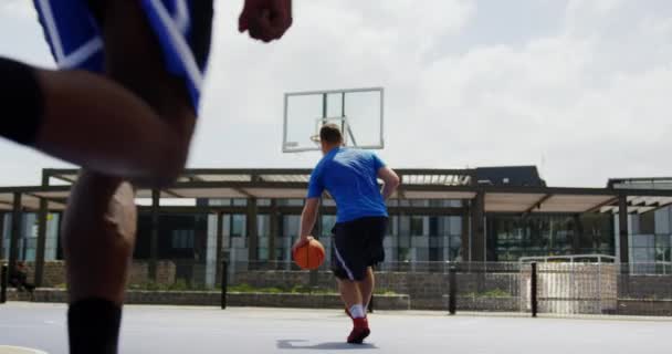 Basketbol Sahasında Basketbol Oynayan Çok Irklı Basketbolcuların Düşük Açılı Görünümü — Stok video