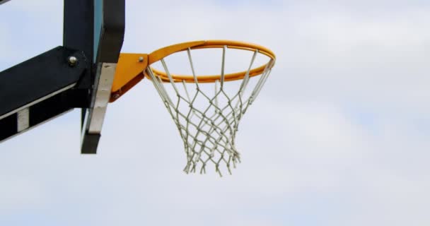 Pallacanestro Che Canestro Nel Campo Basket Primo Piano Del Canestro — Video Stock