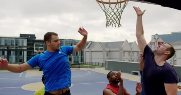 Vista Ángulo Alto Jugadores Baloncesto Multiétnicos Que Juegan Baloncesto Cancha — Vídeos de Stock