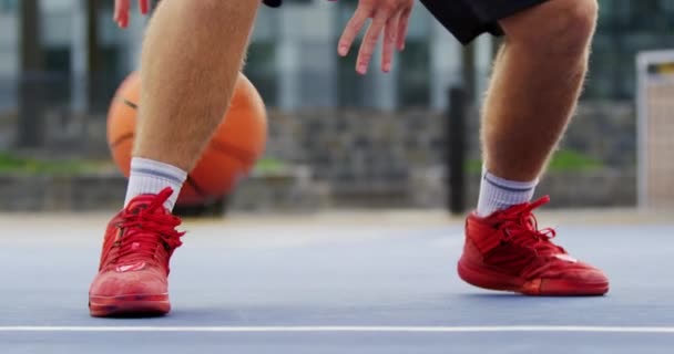 Sección Baja Jugador Baloncesto Caucásico Jugando Baloncesto Cancha Baloncesto Está — Vídeo de stock