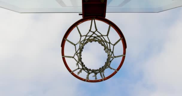 Opwaarts Zicht Van Basketbal Gaan Door Basketbal Hoepel Basketbalveld Hemel — Stockvideo