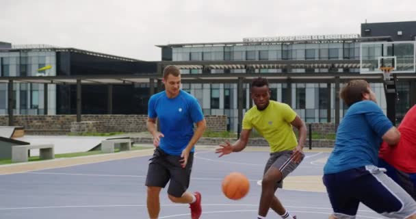 Basketbol Sahasında Basketbol Oynayan Çok Irklı Basketbolcuların Görüntüsü Gol Atıyorlar — Stok video