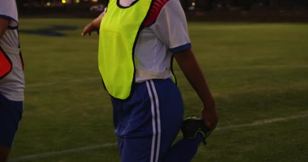 Vista Frontal Diversas Jugadoras Fútbol Que Estiran Sus Piernas Campo — Vídeos de Stock