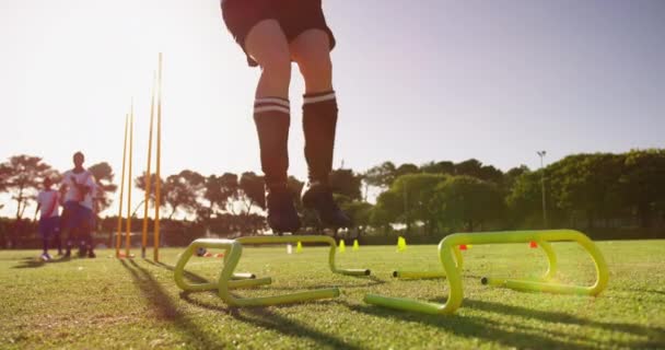 低角度视角 不同女足球员在足球场上用设备进行练习 — 图库视频影像