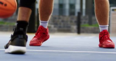 Basketbol sahasında basketbol oynayan çok ırklı basketbolcuların düşük bölümü. Basketbol 4k kaçmak vardır