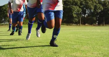 Futbol sahasında birbiri arkasında çalışan çeşitli kadın futbol takımı ön görünümü. 4k