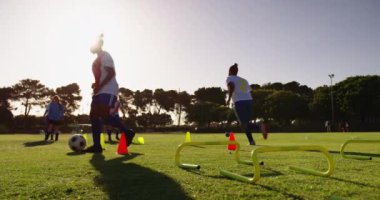 Futbol sahası 4k slalom ile çeşitli kadın takım eğitim yan görünümü