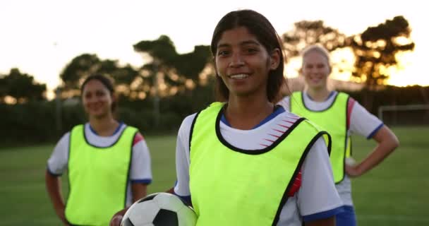 サッカー場に立つ黄色いベストを着た 多様な女性サッカーチームの幸せな視点 — ストック動画