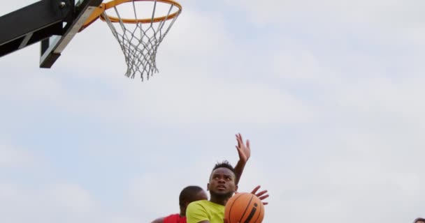 Visão Baixo Ângulo Jogadores Basquete Multi Étnicos Jogando Basquete Quadra — Vídeo de Stock