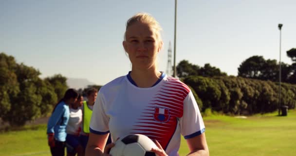Retrato Jogador Futebol Feminino Caucasiano Feliz Segurando Bola Enquanto Vários — Vídeo de Stock