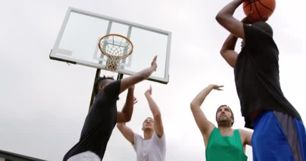 Vista Baixo Ângulo Jogador Basquete Afro Americano Jogando Basquete Aro — Vídeo de Stock