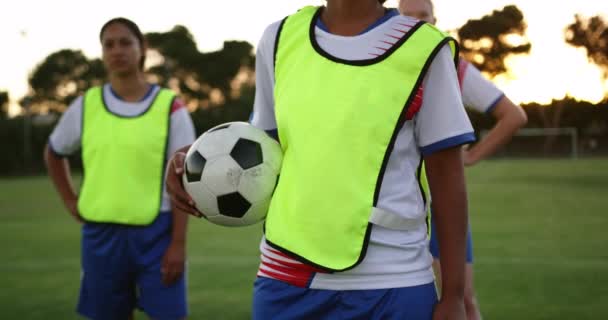 Futbol Sahasında Duran Sarı Yelekler Konsantre Çeşitli Kadın Futbol Takımı — Stok video