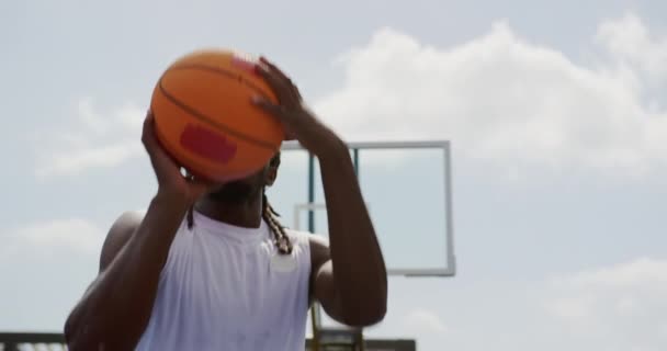 코트에서 농구를하는 아프리카 미국인 선수의 각도보기 4K를 던지고있다 — 비디오