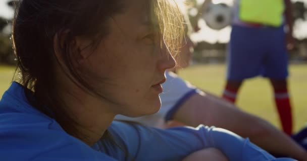 Vista Lateral Jogador Futebol Feminino Caucasiano Sentado Chão Campo Futebol — Vídeo de Stock