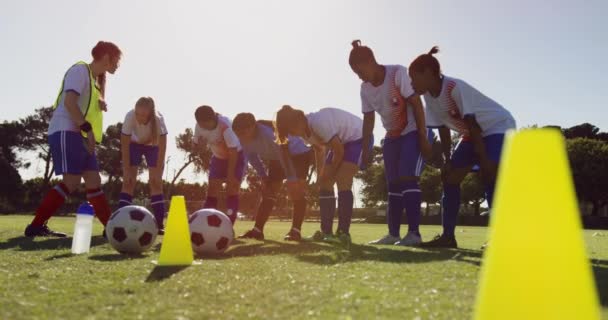 Передній Погляд Різноманітну Жіночу Футбольну Команду Виснажується Після Тренування Футбольному — стокове відео