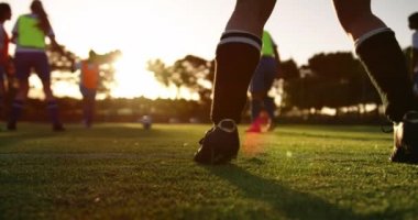 Gün batımı pas topu 4k altında çeşitli kadın futbol takımı eğitim düşük bölümü