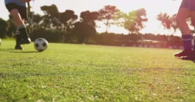 Futbol sahası 4k üzerinde topu geçmek için farklı kadın futbol takımı eğitim düşük açı görünümü