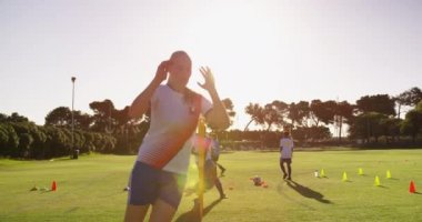 Çeşitli kadın futbol takımı eğitim ve futbol sahası 4k atlama Ön görünümü