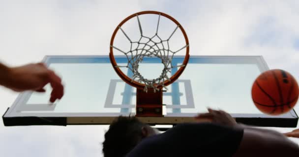 Багатонаціональні Баскетболісти Грають Баскетбол Баскетбольному Майданчику Вони Роблять Гол — стокове відео
