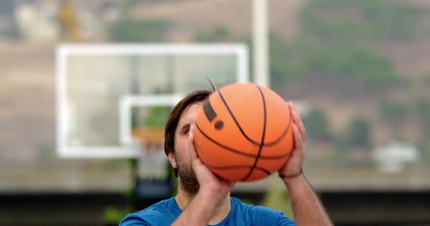 Pohled Kavkazského Basketbalistu Který Hraje Basketbal Basketbalovém Hřišti Hází Basketbal — Stock video
