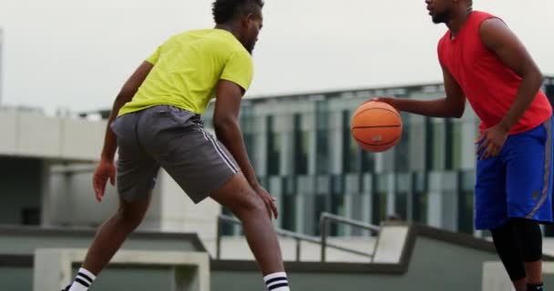 Vista Lateral Jugadores Baloncesto Afroamericanos Jugando Baloncesto Cancha Baloncesto Están — Vídeo de stock