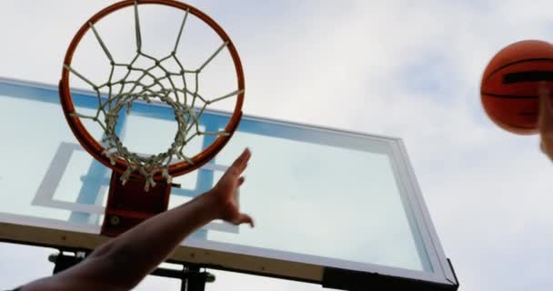 Nízký Úhel Pohledu Basketbalisty Multietnických Hráčů Hrající Basketbal Basketbalovém Hřišti — Stock video