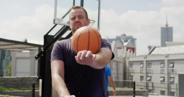 Pohled Kavkazského Basketbalistu Který Stál Soudu Basketbalistou Dívá Kameru — Stock video