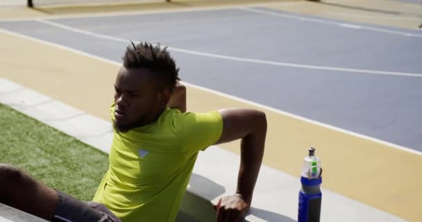 Vooraanzicht Van Afro Amerikaanse Basketbalspeler Trainen Basketbalveld Hij Kijkt Weg — Stockvideo