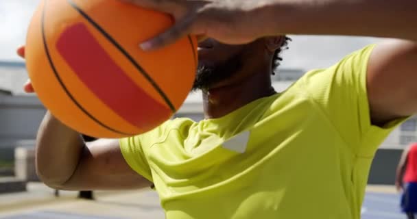 Vooraanzicht Van Afro Amerikaanse Basketballer Staand Met Basketbal Rechtbank Hij — Stockvideo