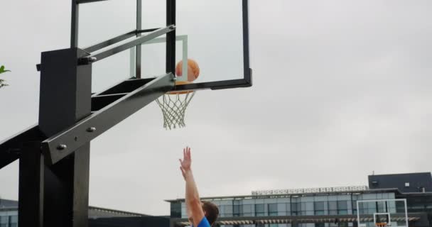 Sidovy Kaukasiska Basketspelare Spelar Basket Basketplan Han Gör Ett Mål — Stockvideo