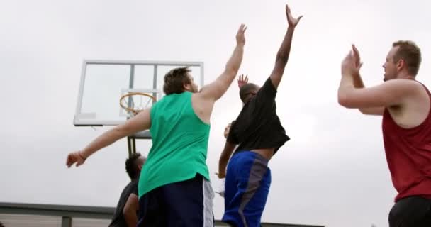 Visão Baixo Ângulo Jogadores Basquete Multi Étnicos Jogando Basquete Quadra — Vídeo de Stock