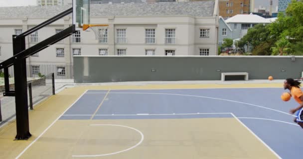 Boční Pohled Afroamerického Basketbalistu Který Hraje Basketbal Basketbalovém Hřišti Dělá — Stock video